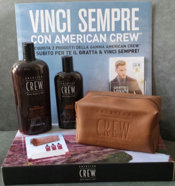 Espositore American Crew in salone con shampoo e beauty case in pelle