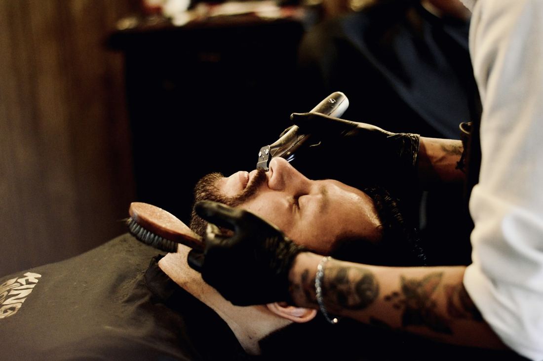 Rifinitura del contorno della barba con il rasoio